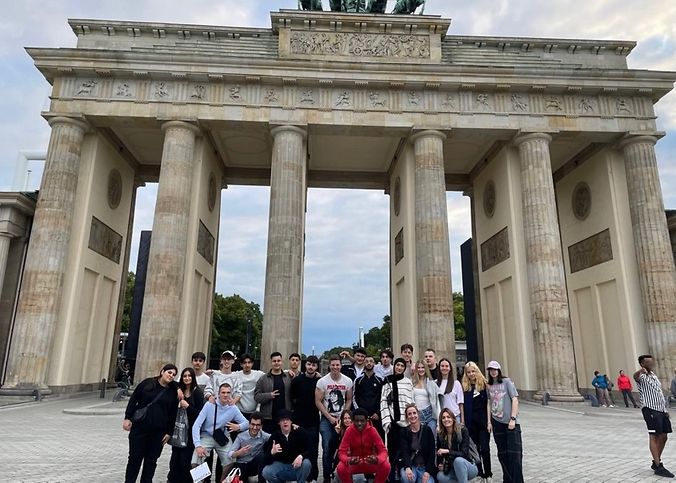 Eine Gruppe von 24 Jugendlichen steht vor dem Brandenburgertor.