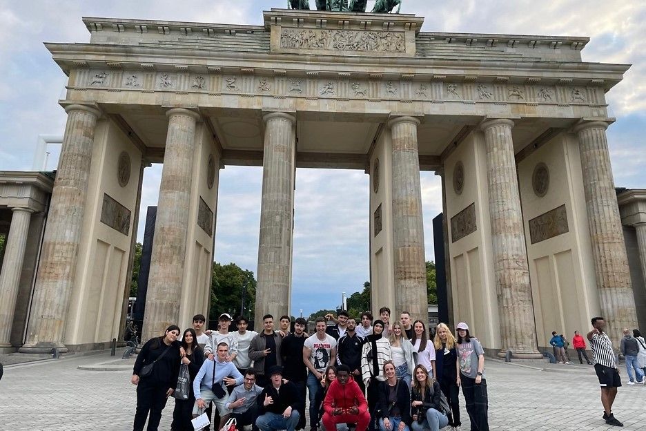 Eine Gruppe von 24 Jugendlichen steht vor dem Brandenburgertor.